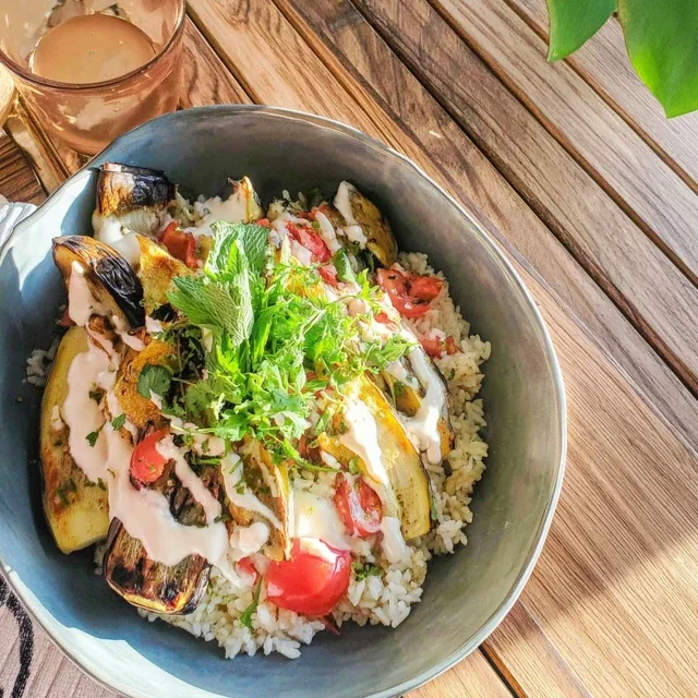 Bowl de Riz aux Légumes Grillés et Sauce Tahini