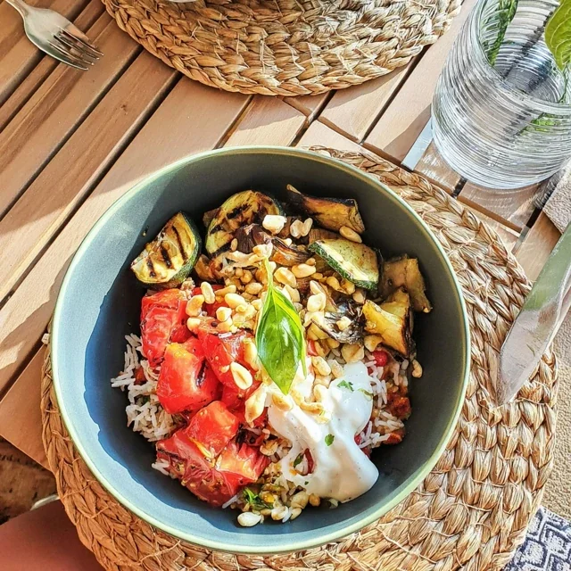 Bowl de Riz aux Légumes Grillés et Sauce Tahini