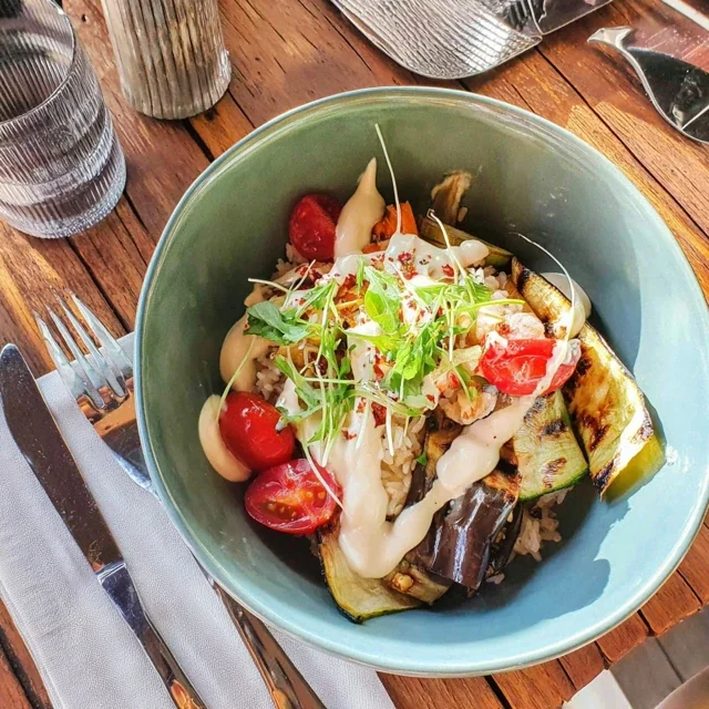 Bowl de Riz aux Légumes Grillés et Sauce Tahini