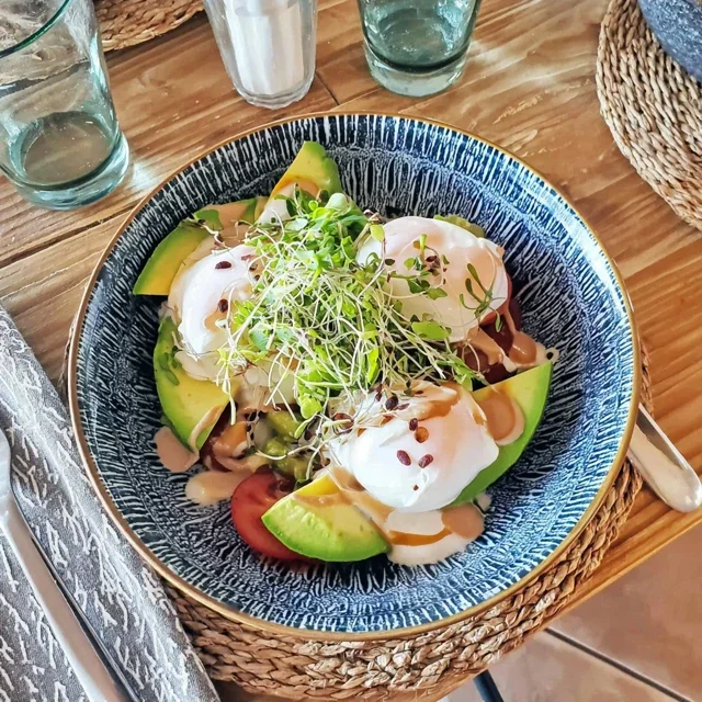 Brunch Bowl aux Oeufs Pochés et Avocat