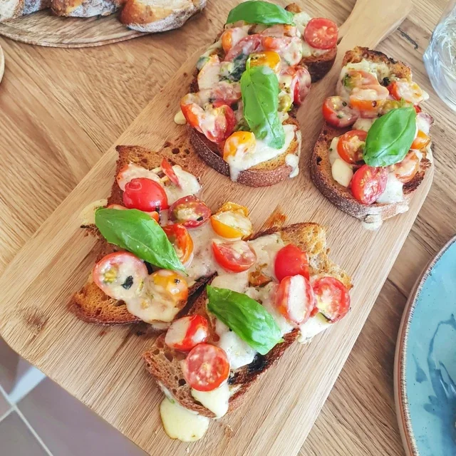 Bruschetta aux Tomates Cerises et Basilic Frais