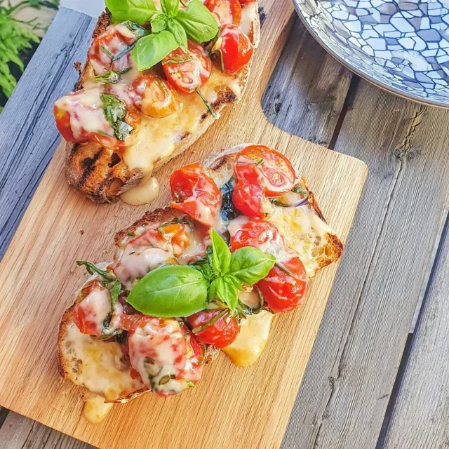 Bruschetta aux Tomates Cerises et Basilic Frais