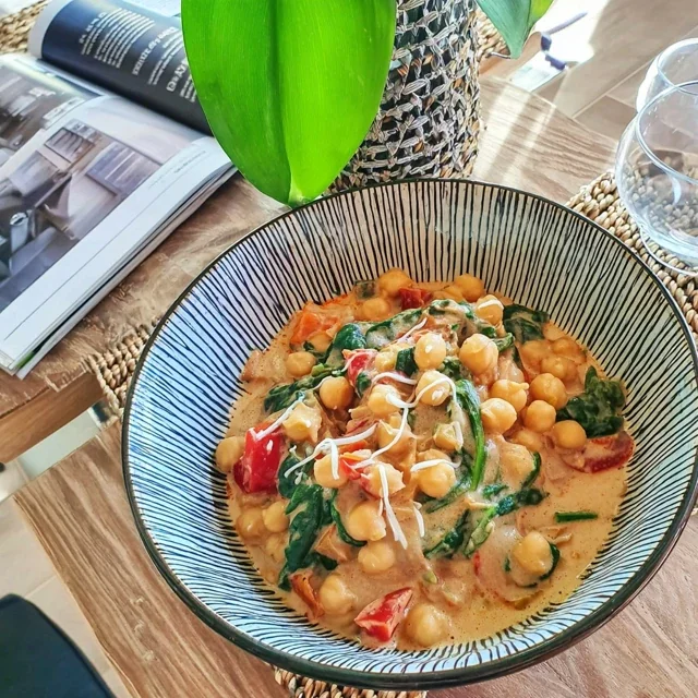 Curry de Pois Chiches à la Noix de Coco et Épinards