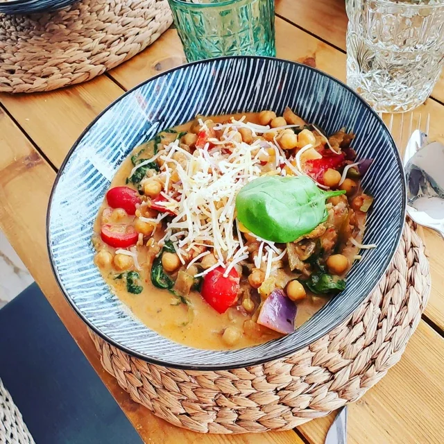 Curry de Pois Chiches à la Noix de Coco et Épinards