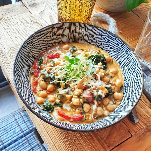 Curry de Pois Chiches à la Noix de Coco et Épinards