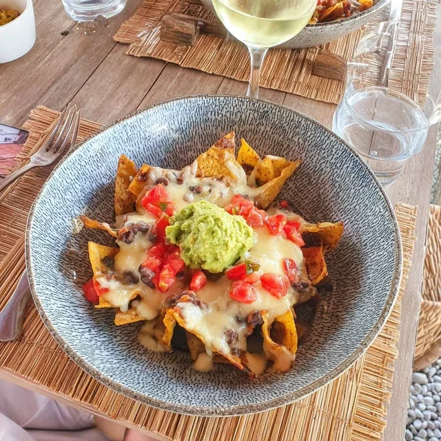 Délicieux Nachos avec Guacamole Crémeux et Salsa Fraîche