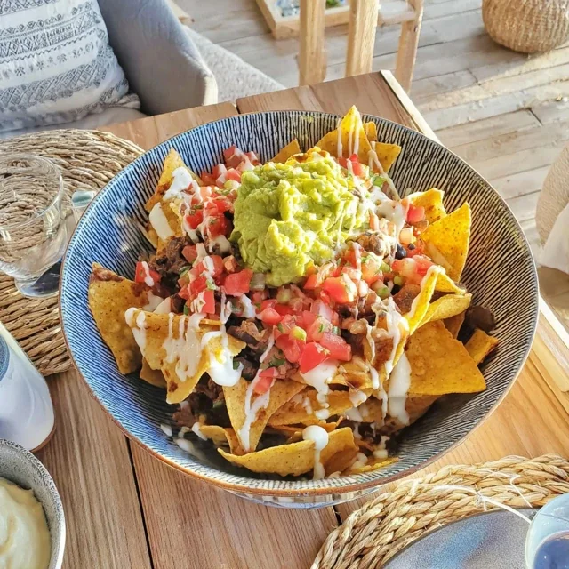 Délicieux Nachos avec Guacamole Crémeux et Salsa Fraîche