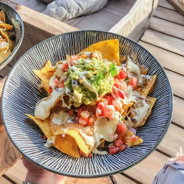 Délicieux Nachos avec Guacamole Crémeux et Salsa Fraîche