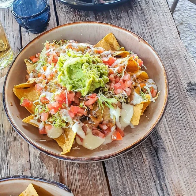 Délicieux Nachos avec Guacamole Crémeux et Salsa Fraîche