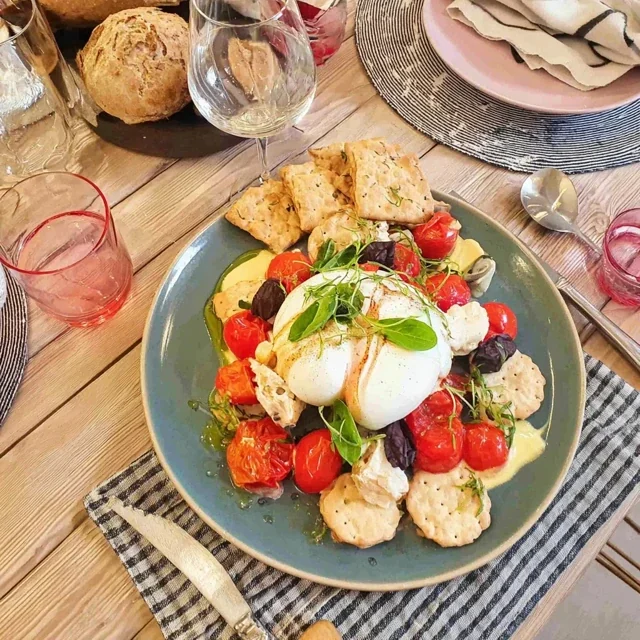 Dîner de fille sur plateau avec Burrata, Tomates et Crackers
