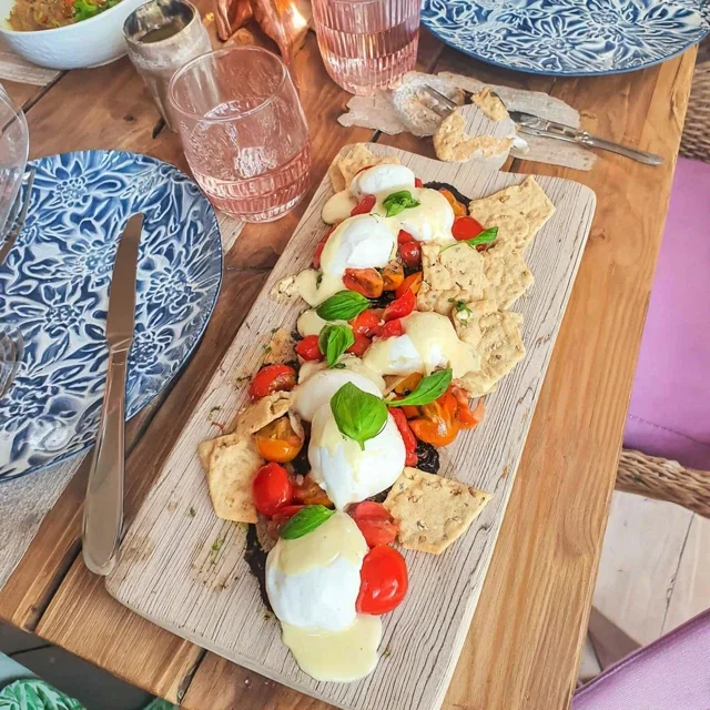Dîner de fille sur plateau avec Burrata, Tomates et Crackers