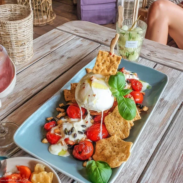 Dîner de fille sur plateau avec Burrata, Tomates et Crackers