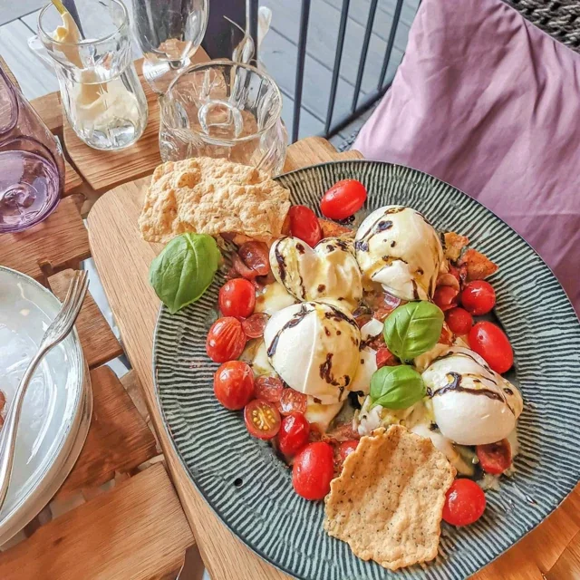 Dîner de fille sur plateau avec Burrata, Tomates et Crackers
