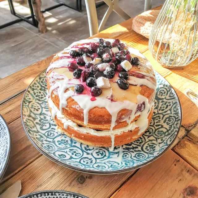 Gâteau en couches au citron et myrtilles