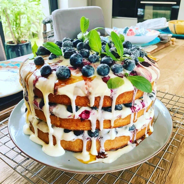 Gâteau en couches au citron et myrtilles