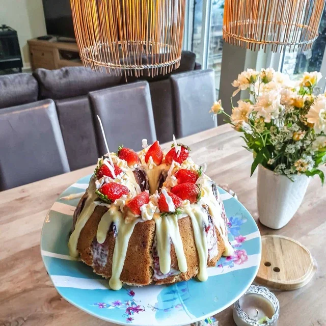 Gâteau Marbré Vanille Fraise pour Anniversaire