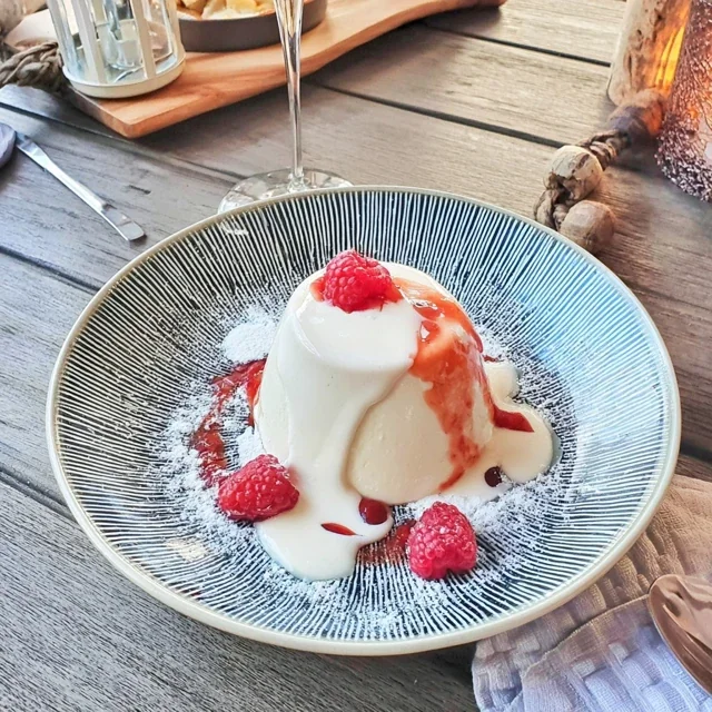 Panna Cotta à la Vanille et Coulis de Framboise