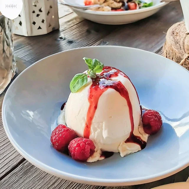 Panna Cotta à la Vanille et Coulis de Framboise