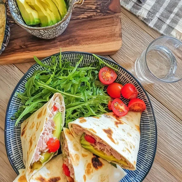 Piadina au Thon, Avocat et Tomates