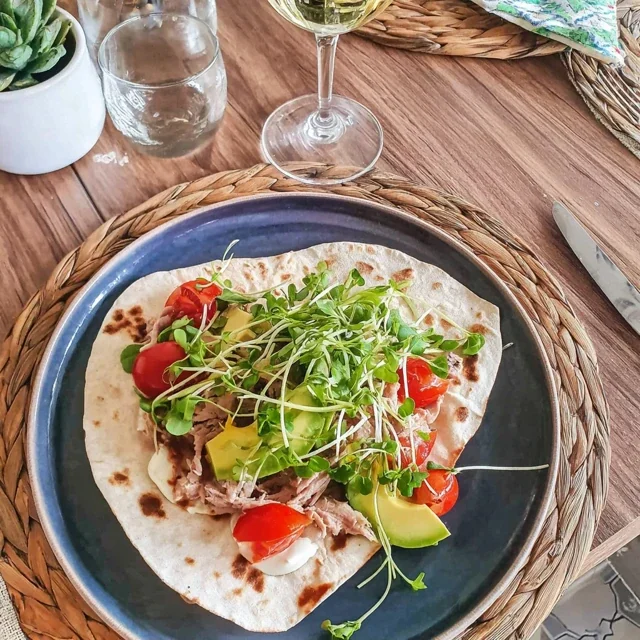Piadina au Thon, Avocat et Tomates