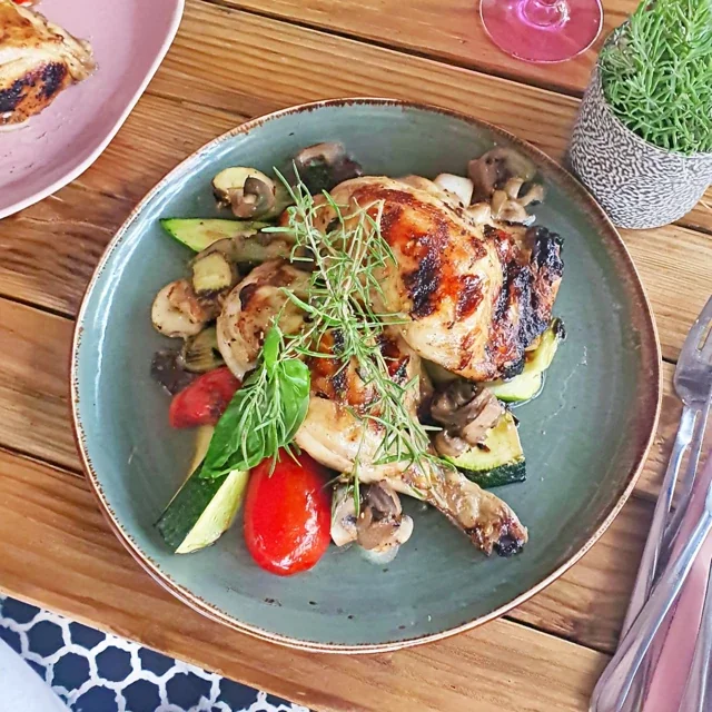 Recette de Poulet Grillé aux Herbes et Légumes de Saison