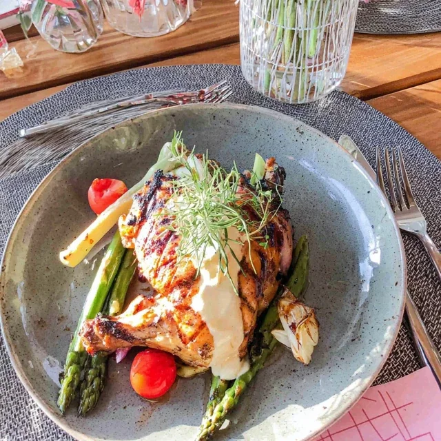 Recette de Poulet Grillé aux Herbes et Légumes de Saison