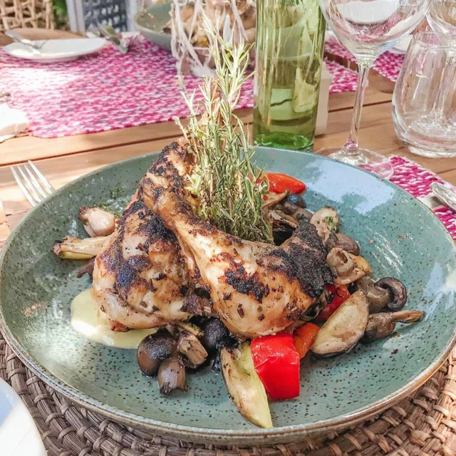 Recette de Poulet Grillé aux Herbes et Légumes de Saison