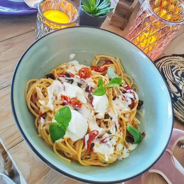 Salade de pates aux Tomates Séchées et Mozzarella