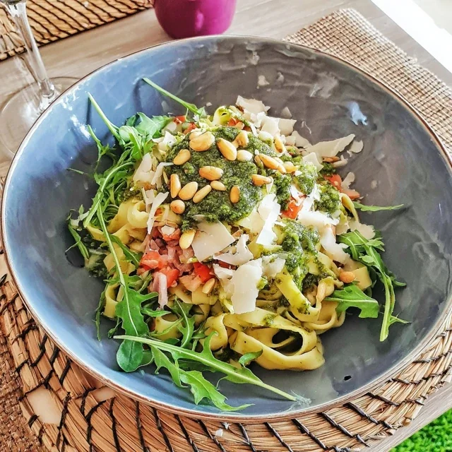 Tagliatelles Fraîches au Pesto de Roquette