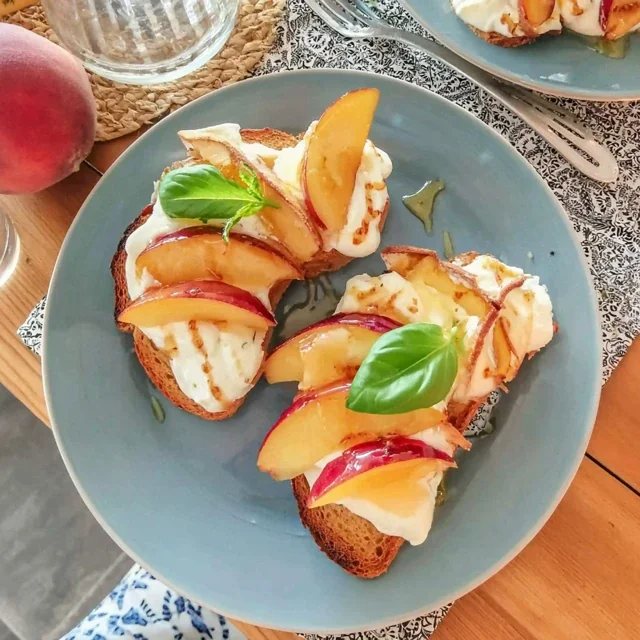 Tartines de Ricotta aux pêches et miel