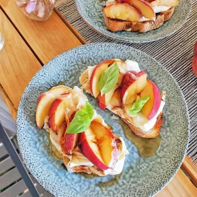 Tartines de Ricotta aux pêches et miel