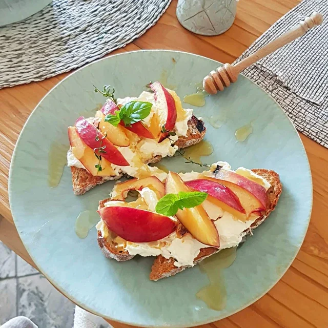 Tartines de Ricotta aux pêches et miel