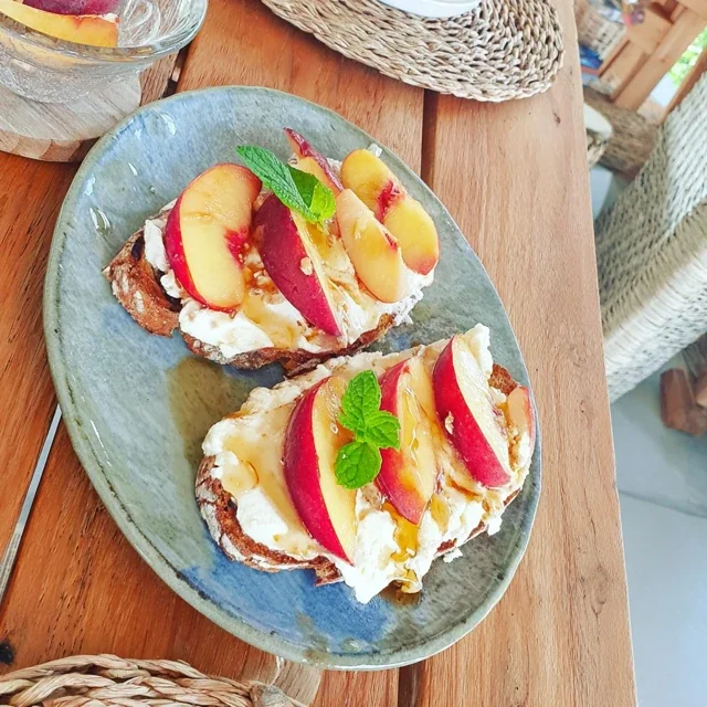 Tartines de Ricotta aux pêches et miel