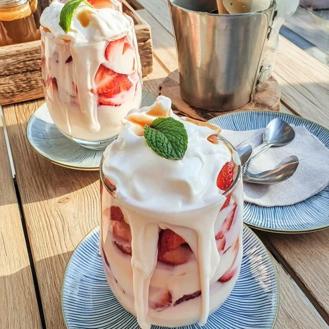 Verrines Fraises et Crème Fouettée au Citron