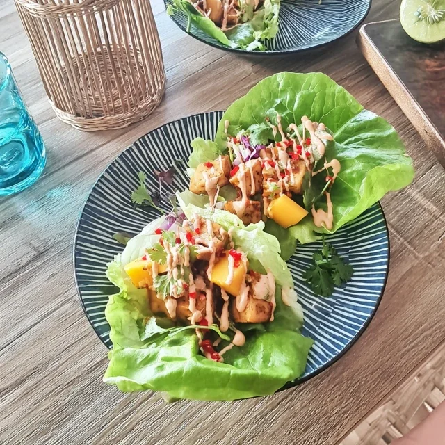 Wraps de Laitue au Tofu Épicé et Mangue
