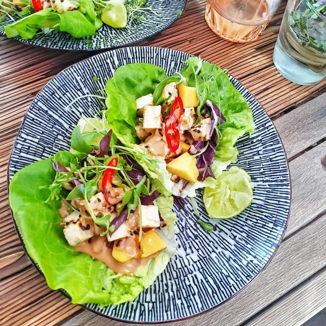 Wraps de Laitue au Tofu Épicé et Mangue