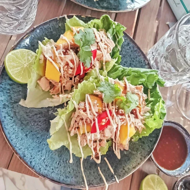 Wraps de Laitue au Tofu Épicé et Mangue